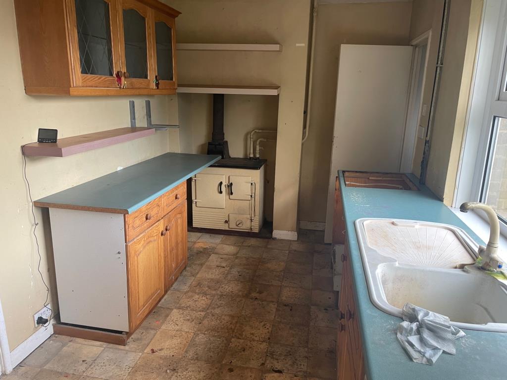 Lot: 84 - THREE-BEDROOM HOUSE FOR IMPROVEMENT - kitchen